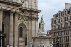 ANarkasis palomas en Londres en estatuas 